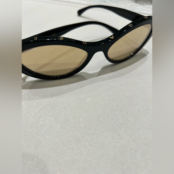 Chanel sunglasses with mirrored lenses - Picture 2 of 4